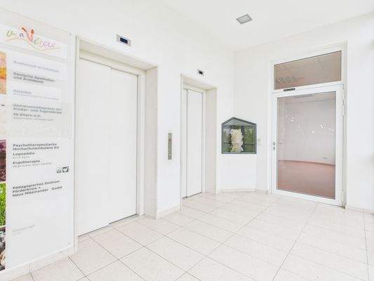 Zwei moderne Aufzüge - Praxiseingang
