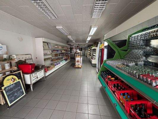 Ladenfläche mit Verkaufregalen