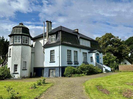 Außenansicht mit Glockenturm