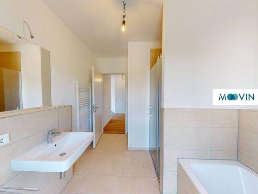 Ansicht I: Tageslichtbadezimmer mit Badewanne und Dusche