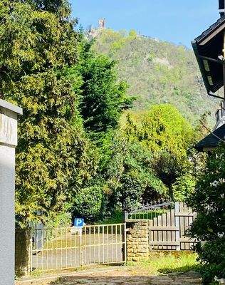 Zugang zum Haus mit Blick Richtung Drachenfels