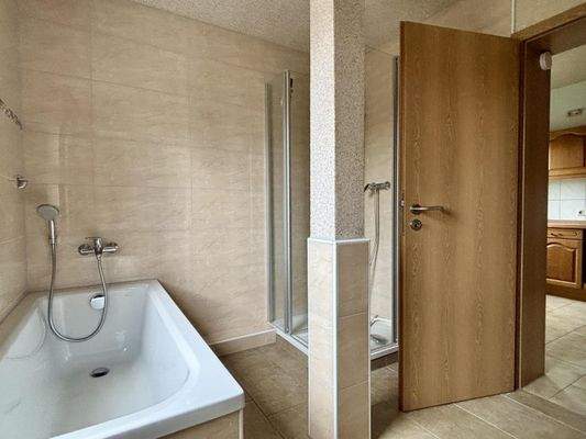 1. OG Wohnung Badezimmer