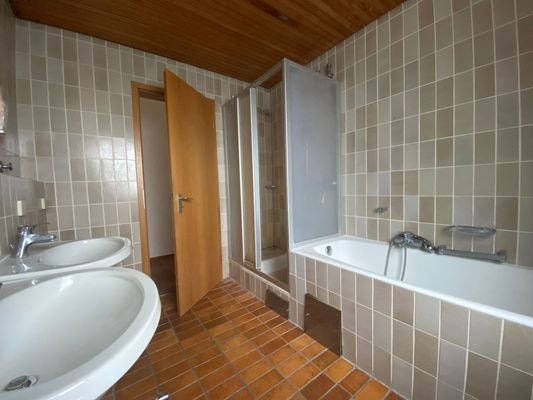 Platz für Badewanne und Dusche