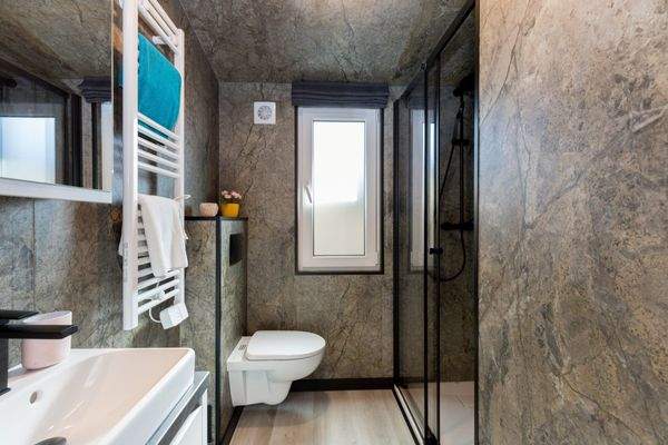 Bad mit Dusche (Beispielfoto)