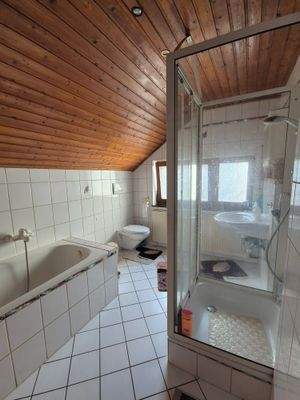 Tageslichtbad mit Dusche und Badewanne