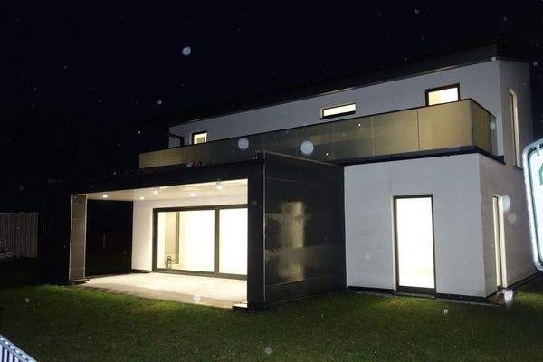 Außenansicht bei Dunkelheit 