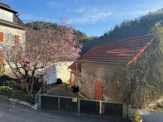 Hausansicht mit großer Scheune