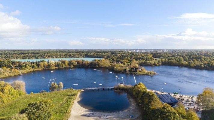 Badesee mit Wakeboard Anlage