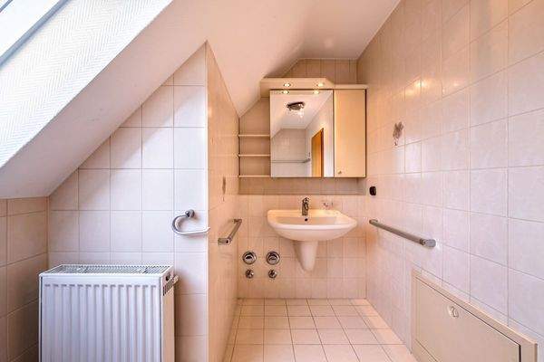 Level 2: Bathroom with natural light and bathtub