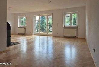 Wohn-Esszimmer mit Blick in den Garten.jpg