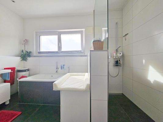 ... mit Badewanne und Dusche