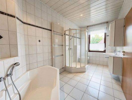 Tageslichtbad mit Wanne&Dusche