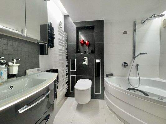 Modernes Bad mit Wanne (KG)