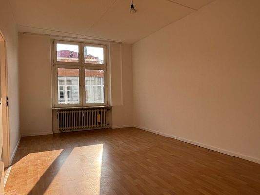 lichtdurchfutetes, geräumiges Wohnzimmer