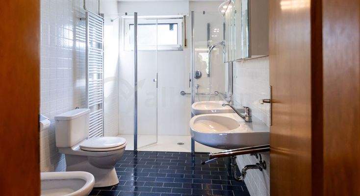 Bad mit bodenebener Dusche