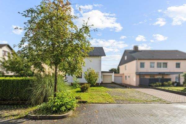 Strassenansicht, Haus und Zufahrt von vorne 