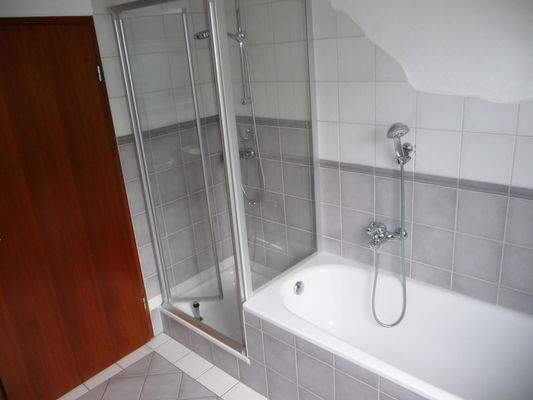 Bad Dusche und Badewanne