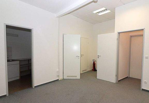 Büroraum oder Lager mit Teeküche.jpg