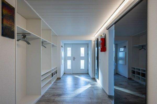 Einbauschränke in der hellen Garderobe