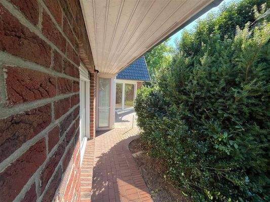 Weg aussen zum Wintergarten 