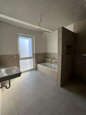 1. OG Bad mit ebener Dusche und Badewanne