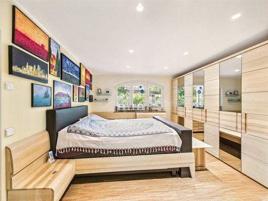 Schlafzimmer mit anliegendem Masterbad