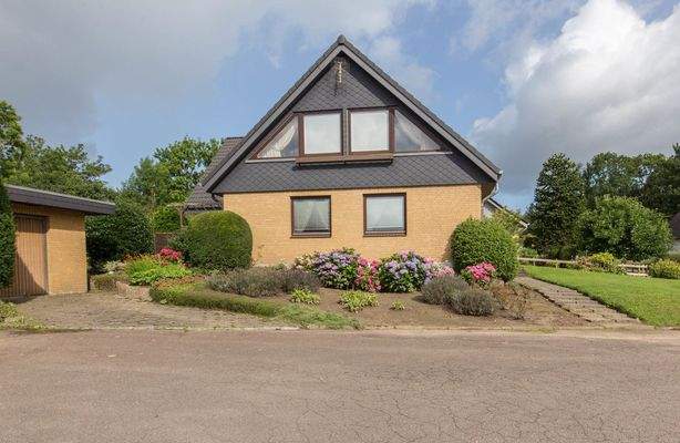 seitliche Sicht Süd mit Garagenzufahrt