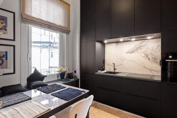 Küche mit Besprechungstisch 