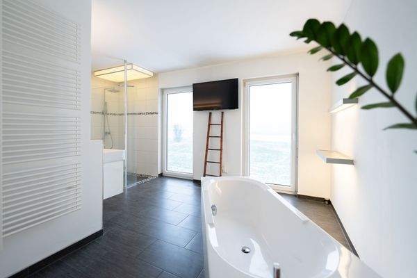 Bad mit Wanne und Dusche Obergeschoss