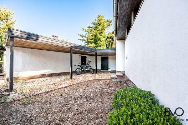 Perfekt verbunden: Carport und Hauseingang