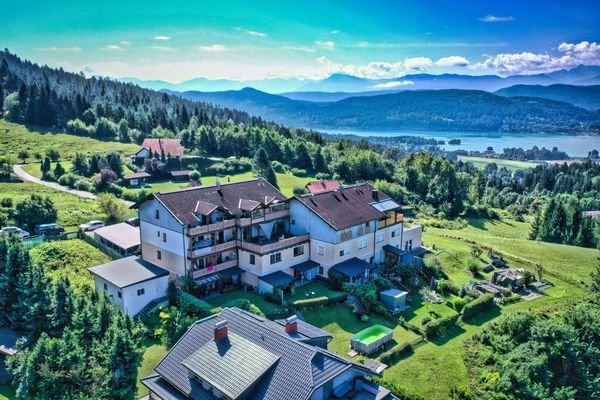 Wohnanlage mit Wörthersee im Hintergrund