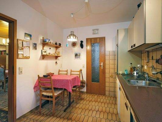 Küche mit Zugang zum Vorratsraum