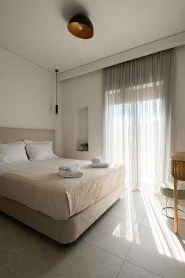 Kreta, Tavronitis: Zeitgenössisch eingerichtete Villa mit Pool zu verkaufen