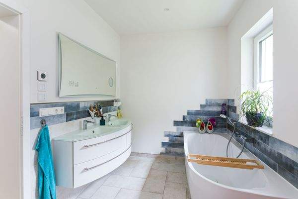 Badezimmer mit Wanne und Dusche