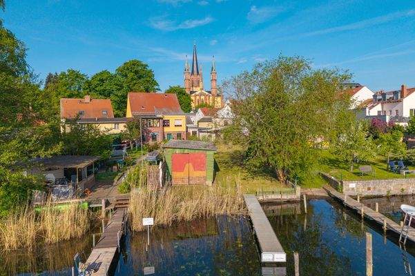 Grundstück mit Bootssteg