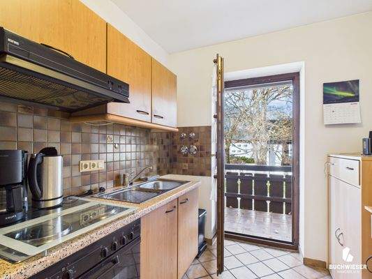 Küche mit Balkonzugang