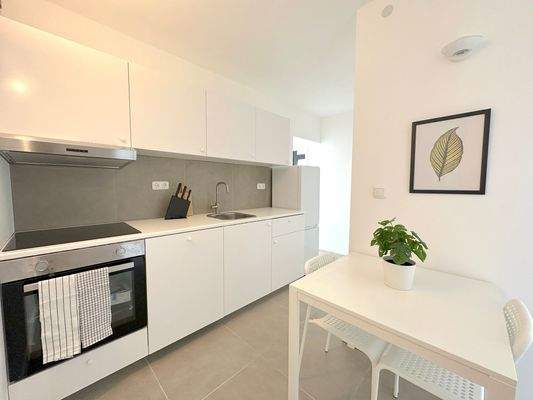 Moderne helle Küche