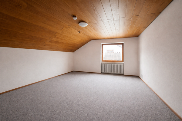 DG Zimmer  KI ausgeräumt