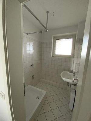 Bad mit Dusche und Fenster