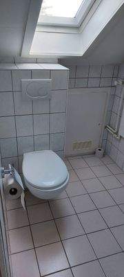 separate Toilette in Dachgeschoss-Wohnung