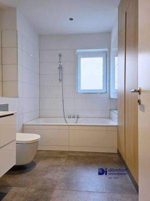 Badezimmer mit Wanne DG