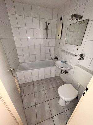 Kleines weisses Badezimmer