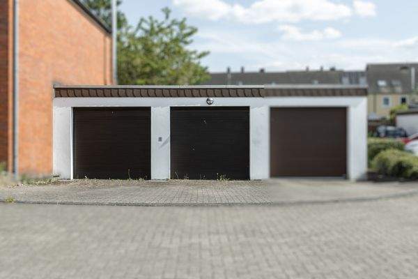Zwei Garagen mit Stellplatz