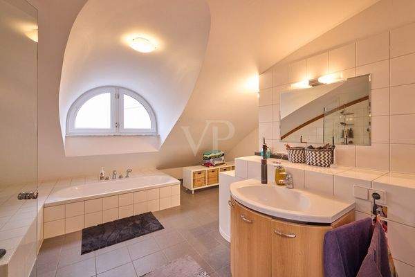 Bad mit Dusche und Wanne im DG