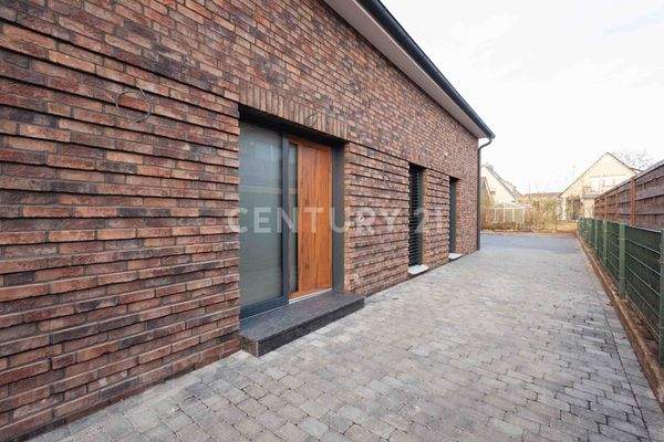 Eingang und 2 KFZ Stellplätze