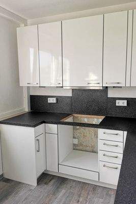 Küchenzeile mit Platz für Backofen und Ceranfeld