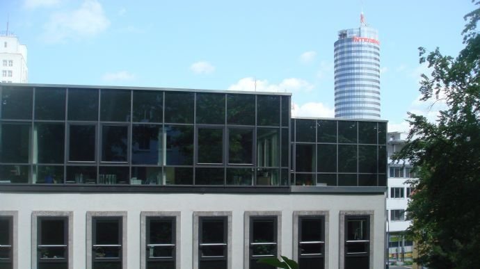 Blick vom Forstweg auf das Gebäude