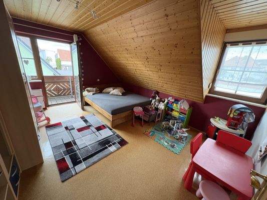 Kinderzimmer mit Zugang Balkon