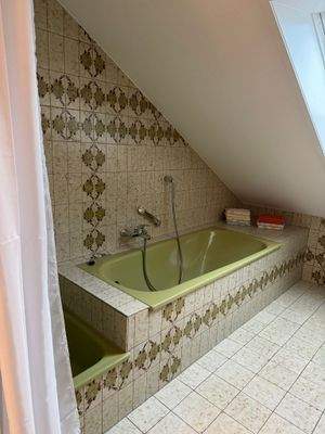 Badezimmer (Dusche und Badewanne)