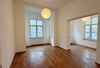 Zimmer 2 mit Erker und Nebenraum